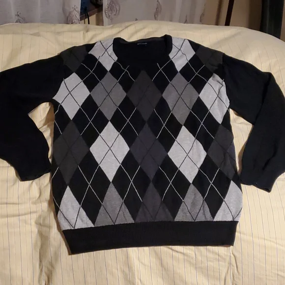 Black and Gray sweater - Picture 1 of 12
